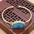 Bracelet manchette doré avec pierre d'agate bleue irrégulière et finition vintage chic - Bleu