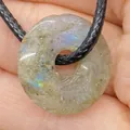 Natürlicher Labradorit Donut-Anhänger mit blauem Schimmer an schwarzer Kordelkette - Blitzstein (Labradorit)