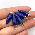 Vijf conische lapis lazuli hangers met gouden dopjes vastgehouden in de hand - Lapis lazuli