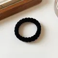 Klassisches schwarzes elastisches Haargummi mit Rippstruktur für langlebiges Styling - Schwarz