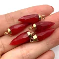 Set van 4 rode kristallen kegelhangers met gouden metalen sluitingen in de hand - Rode Jaspis