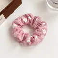 Chouchou fleuri rose avec motifs de fleurs blanches pour queues de cheval - Rose