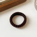 Elastisches dunkelbraunes geripptes Haargummi mit strapazierfähigem Handtuchring-Design - Dunkelbraun
