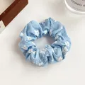 Chouchou bleu ciel à motifs de fleurs blanches avec texture de tissu plissé doux - Bleu