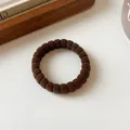 Dunkelbraunes, geripptes, elastisches Haargummi mit nahtlosem Handtuchring-Design - Braun
