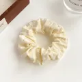 Chouchou jaune à motif de marguerites blanches en tissu doux pour queue de cheval élastique - Blanc Cassé