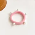 Élastique à cheveux rose avec perles blanches et texture tricotée pour queue de cheval - Rose