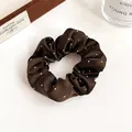 Chouchou en satin marron foncé avec strass brillants et structure haute élasticité - Café Foncé