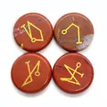 Pietre energetiche in Diaspro rosso con simboli dorati incisi per meditazione e Reiki - 25 Mm Di Spessore 5 Mm / Pietra Arcobaleno