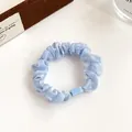 Chouchou élastique bleu clair avec strass étincelants et tissu plissé scintillant - Bleu