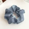Chouchou bleu poudré avec tissu plissé perlé et élégant éclat métallique mat chic - Gris clair