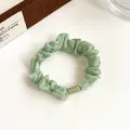 Chouchou en satin vert clair avec perles argentées et haute élasticité pour queue de cheval - Vert matcha
