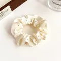 Chouchou élégant en satin crème orné de strass brillants pour une coiffure raffinée - Blanc Cassé