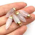 Hand met vijf facetgeslepen rozenkwarts hangers met vergulde metalen ophangoogjes - Rozenkwarts