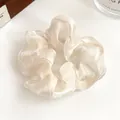 Chouchou en satin de style français couleur crème avec finition perlée et haute élasticité - Blanc Cassé
