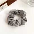Chouchou élégant en satin gris avec strass pour queue de cheval et chignons chic - Gris