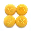 Set di 4 pietre naturali gialle con simboli di energia reiki arcangelo incisi in oro - 25 Mm Di Spessore 5 Mm / Vecchia Giada Gialla