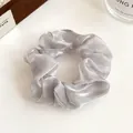 Chouchou élégant lavande au fini perlé en tissu organza scintillant et brillant - Gris clair