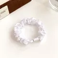 Chouchou en satin blanc avec strass, plis élégants et élastique haute résistance - Blanc