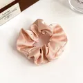 Chouchou élégant en soie rose poudré avec strass étincelants et finition satinée - Rose
