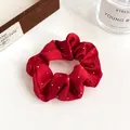Chouchou en satin rouge foncé avec strass brillants pour une coiffure élégante - Rouge