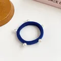 Élastique cheveux bleu foncé avec cinq perles blanches pour un maintien sans couture - Bleu clair