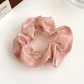 Chouchou rose style français avec texture soie nacrée et design plissé élégant - Rose racine de lotus