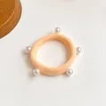Élastique à cheveux orange haute élasticité avec cinq perles blanches sur fond blanc - Vert Pâle