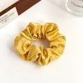 Chouchou en satin jaune vif avec strass brillants et texture de style français - Jaune
