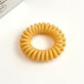 Élastique cheveux spirale jaune mat avec design texturé type fil de téléphone - Jaune