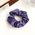 Chouchou élégant en satin violet orné de strass brillants pour coiffures raffinées - Violet