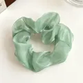 Chouchou vert pâle en organza scintillant avec un design plissé élastique - Vert clair