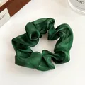 Chouchou géant vert foncé brillant avec une texture plissée satinée élégante et chic - Vert Foncé