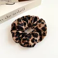 Coletero clásico con estampado de leopardo y textura satinada para coletas elegantes - Marrón