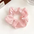 Chouchou élégant en satin rose clair nacré avec un design plissé élastique pour femmes - Rose Clair