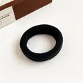 Minimalistisches schwarzes hochelastisches nahtloses Haargummi mit dicker Textur - Schwarz