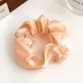 Chouchou élastique rose champagne au fini nacré avec texture plissée soyeuse - Vert Pâle