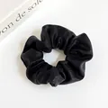 Chouchou plissé noir élégant avec tissu scintillant métallisé pour queue de cheval chic - Noir