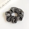 Französisches Metallic-Silber Scrunchie mit vertikaler Faltenstruktur für Damen - Grau
