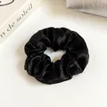 Chouchou noir élégant à texture ondulée et finition satinée pour queue de cheval - Noir