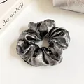 Chouchou argenté métallisé avec texture plissée pour coiffure élastique chic - Gris