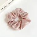 Glänzendes rosa Seiden-Haargummi mit vertikalen Streifen und edlem Metallic-Schimmer - Rosa
