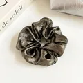 Chouchou français bronze métallique avec texture satinée pour queue de cheval chic - Gris Café