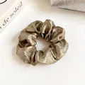 Chouchou en soie métallisée or champagne avec design plissé élégant pour femme - Café Clair