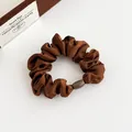 Chouchou en satin marron avec perle décorative pour queues de cheval élégantes - Brun - Boucle Ronde