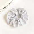 Chouchou élégant argenté nacré avec texture rayée métallique pour coiffures chic - Blanc
