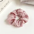 Chouchou élégant rose pâle avec éclat métallique et texture froncée raffinée - Rose