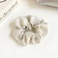 Chouchou élégant en argent métallisé avec fini brillant et texture plissée douce - Blanc
