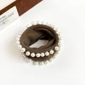 Coletero ancho marrón oscuro con perlas blancas elegantes y tejido elástico suave - Café Claro
