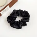 Elastico scrunchie in raso nero per donna con alta elasticità e trama setosa elegante - Nero